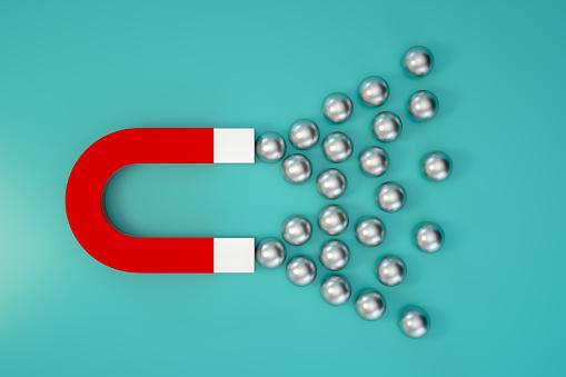 El campo magnético ayuda a ordenar el paso de los electrones y mejora su paso a través del material, aumentando así la conductividad.