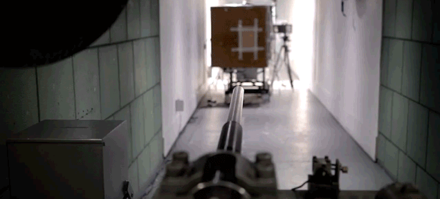 ¿Qué pasaría si un disparo a 3200 km/h impactara en un auto supersónico?