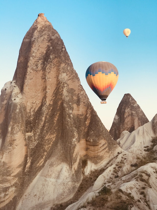 Los globos aerostáticos también vuelan por un fenómeno de densidad, pero utilizan combustible para provocar este efecto.