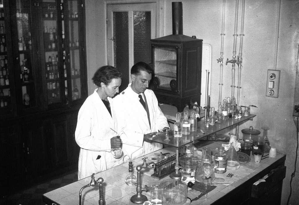 Irène y Frédéric en su laboratorio.
