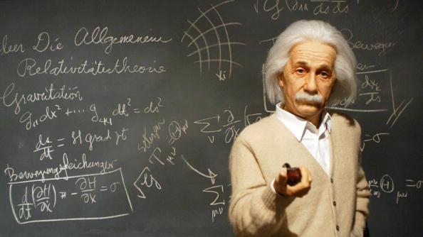 Einstein criticó la interpretación estándar de la mecánica cuántica y su visión determinista.