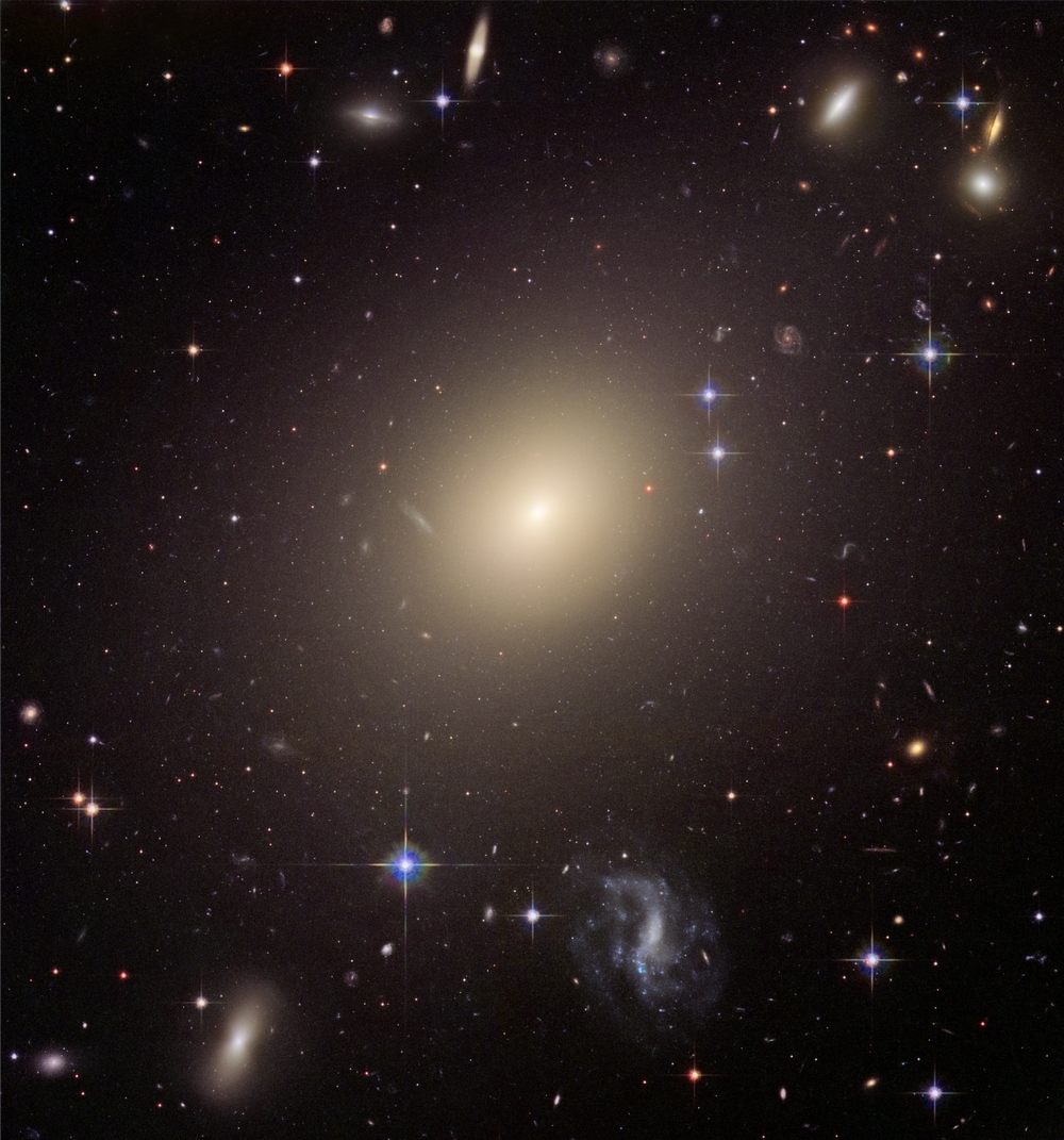 La galaxia elíptica gigante ESO 325-G004, en el centro del cúmulo Abell S0740.
