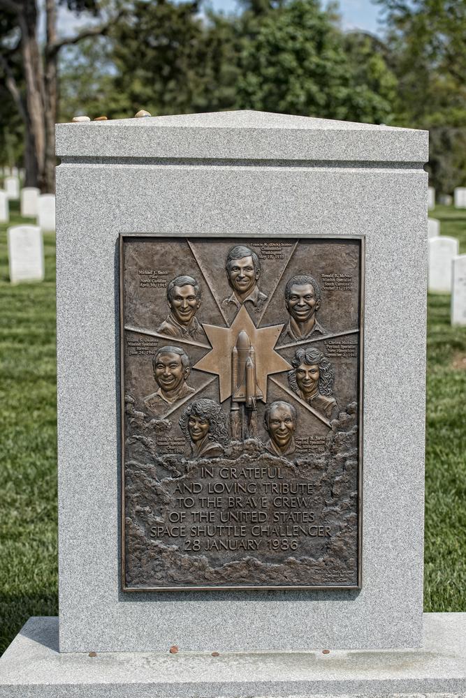 Un monumento en Arlington (EE. UU.) honra a los siete astronautas muertos en el desastre de la misión espacial Challenger en 1986
