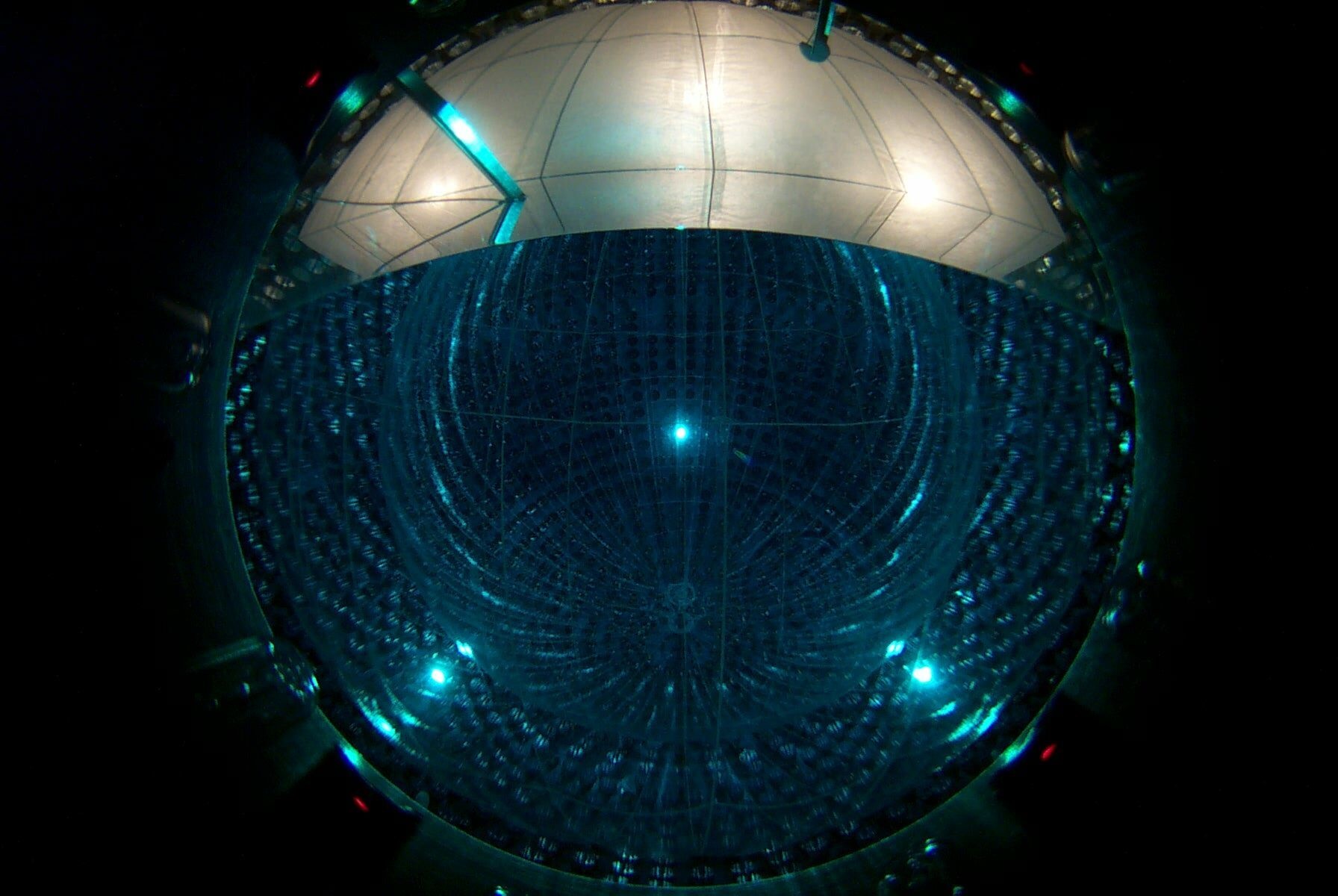 En la imagen se puede ver al Borexino, con su globo inflado, llenándose de agua, en 2006.