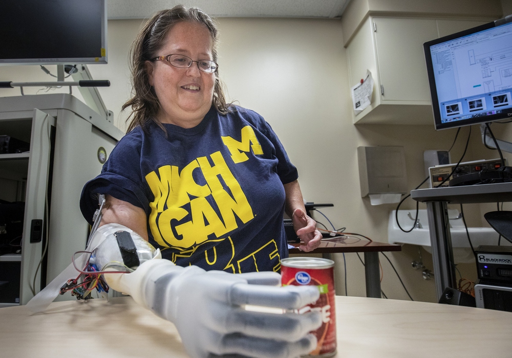 Incluso con el uso de impulsos controlados por el cerebro, las manos robóticas en personas amputadas funcionarán mejor.